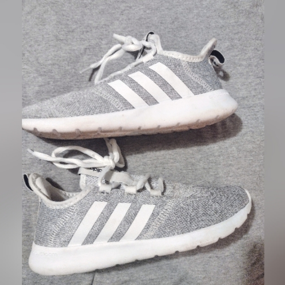 Women's SZ 6.5 ADIDAS 3 stripe tennis shoe